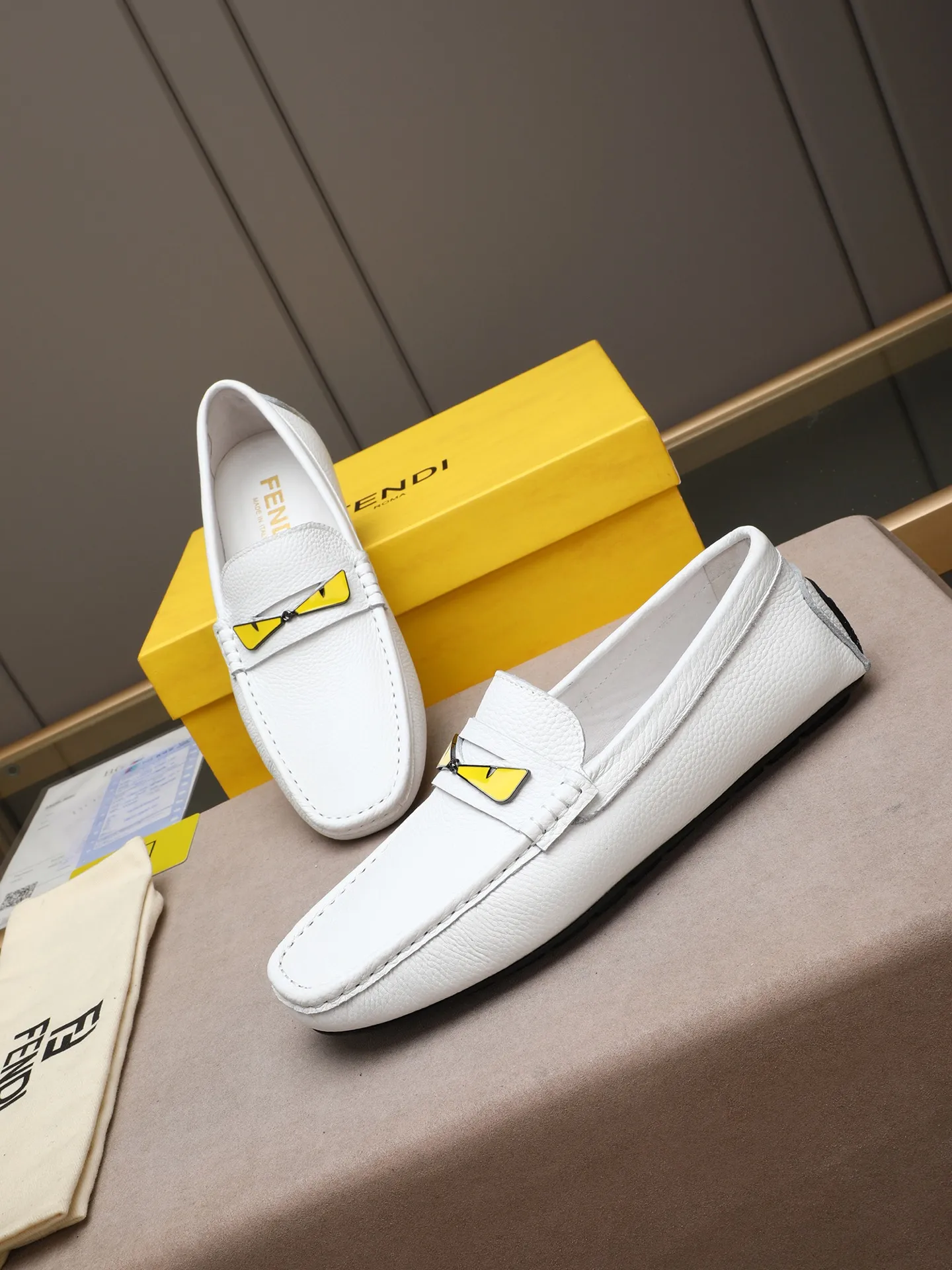 Men's shoes 💰400💰[FENDI] The little monster of Fendi F family, which is popular all over the world, is coming in a big way, the latest color, driving slip-on loafers, avant-garde and versatile fashion men's shoes, bun shoes, bean shoes👌👌👌 Private mold opening, 1:1 reproduction... The upper is made of first-layer cowhide, and the first-layer pigskin lining... is extremely comfortable, fashionable, simple, atmospheric and personalized [color] The side of the shoe is more refined, and the overall effect is handsome [ Turn in a circle][Turn in a circle]💭This hardware monster with eyes is not the popular version on the market🚳🚳Compared with the old model, it is more trendy, eye-catching and more classy🔰This summer, the little monster will subvert the old ideas and share the fashion with you🔱A must-have for fashionistas! Must keep it for yourself! Online outsole, high-end quality workmanship. Color: black, blue, white, red. Matching code: 38-44 (45 46 47 customized) (standard leather shoe size)